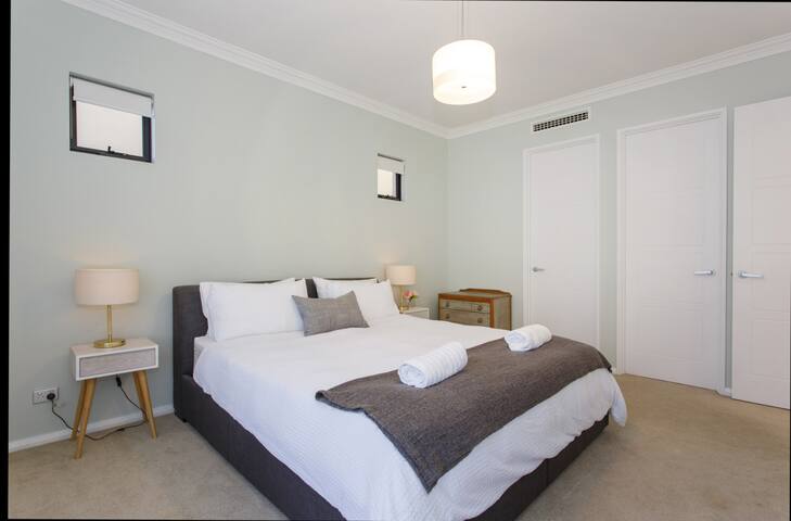 Coastal Bliss: Family Home Moments from the Beach gallery image 5