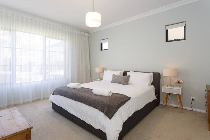 Coastal Bliss: Family Home Moments from the Beach gallery image 3