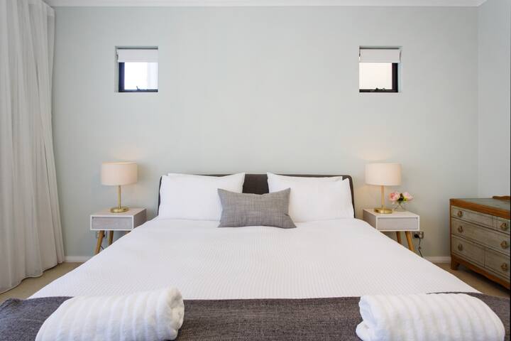 Coastal Bliss: Family Home Moments from the Beach gallery image 4