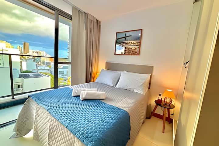 CHUMBA CHA CHUMBA:

- Kiyoyozi
- Wi-Fi
- 32'' SMART TV
- Matandiko
- Taulo za kuogea
- Mto
- Meza 2 za kando ya kitanda
- Kando ya taa
- Kabati lenye viango vya nguo
- Cortina Blackout.