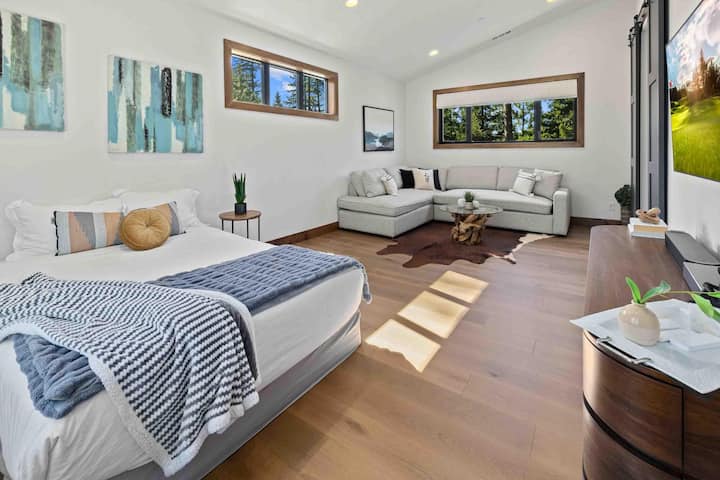 Upper Floor - Bedroom 5,  Queen Size Bed + Sleeper Sofa (Sleeping 4)
