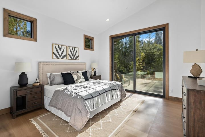 Main Floor – Bedroom 1, Master Suite King Size Bed + En-Suite Bathroom w/ Heated Floors