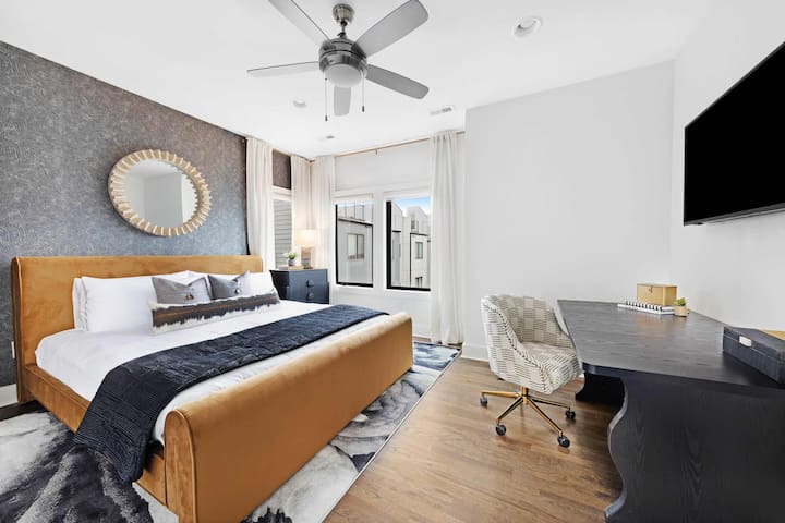 The Hawkins House – Walk to Gulch, Rooftop views! gallery image 4