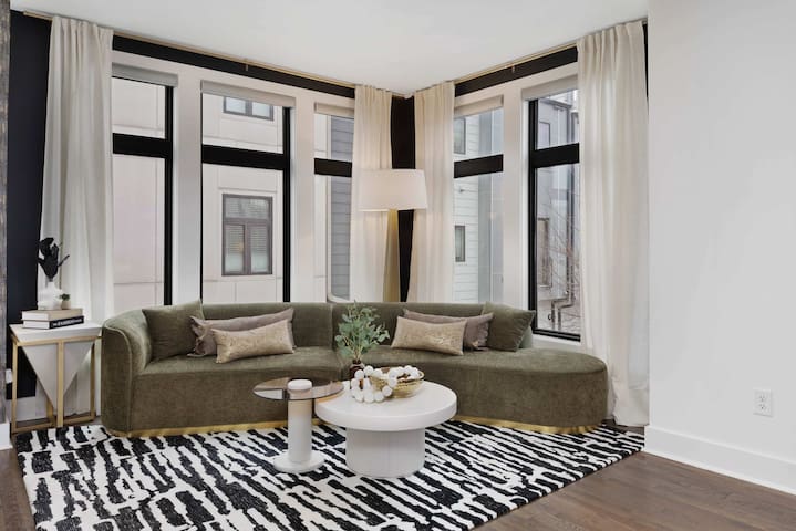 The Hawkins House – Walk to Gulch, Rooftop views! gallery image 2