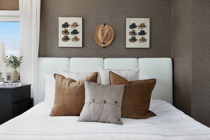 The Hawkins House – Walk to Gulch, Rooftop views! gallery image 5