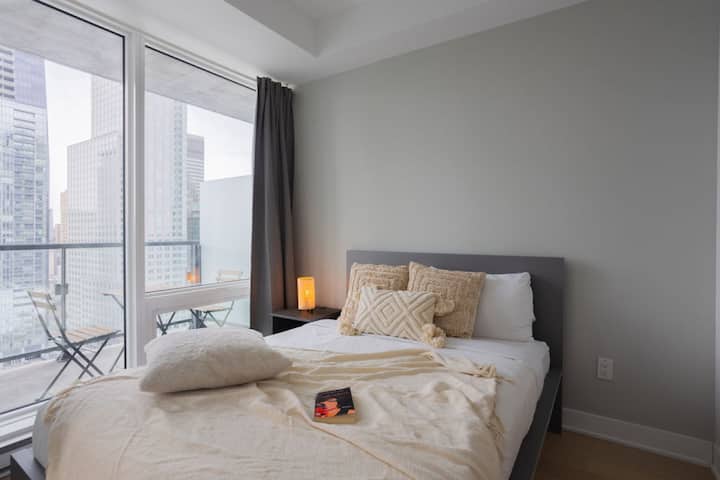 استيقظ على الضوء الطبيعي الذي يتدفق من خلال النوافذ الممتدة من الأرض إلى السقف، مما يجعل هذا المسكن ملاذًا حضريًا هادئًا