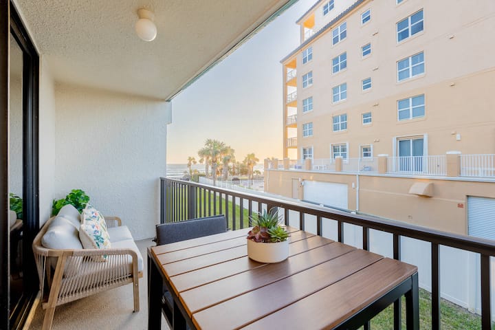 Ocean & Pool View I Beach Front I Near Flagler 2br - New Smyrna Beach, FL