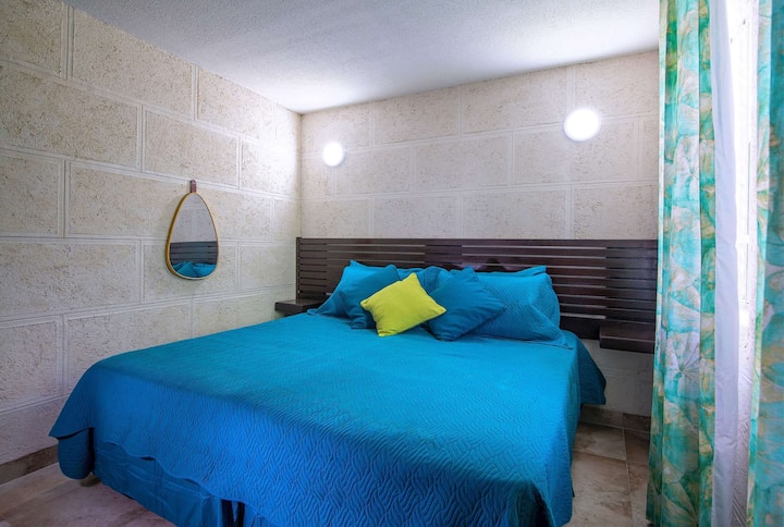 Duerme profundamente en nuestra cómoda cama tamaño king.