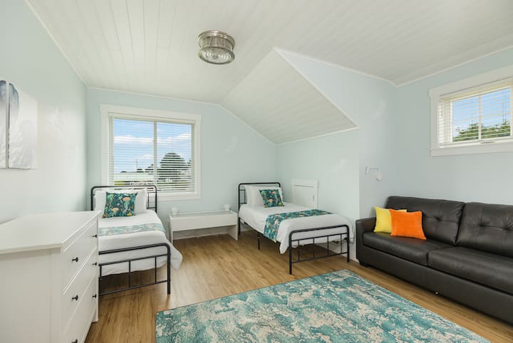 მე-2 სართულის საძინებელი გამოსაწევი ტახტით