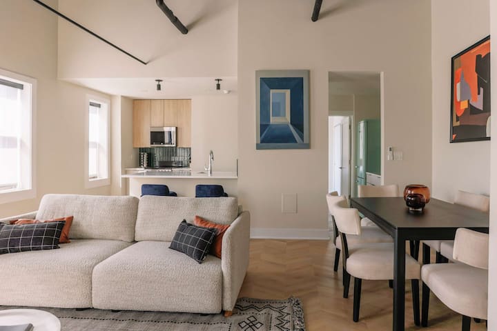 Luxury Designer Penthouse | Gold Coast/Old Town