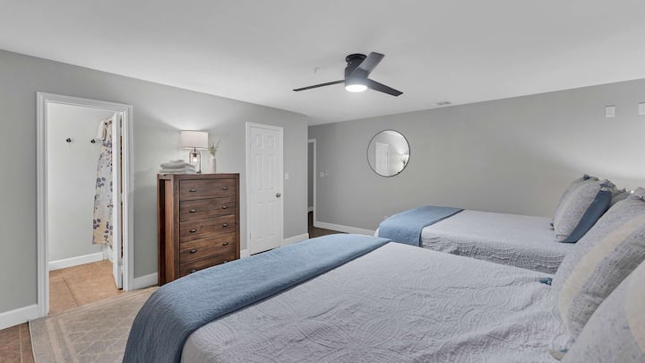 Dhoma e parë e gjumit përfshin dy krevate dopio "queen" dhe një banjë të kompletuar, ideale për familje ose grupe.