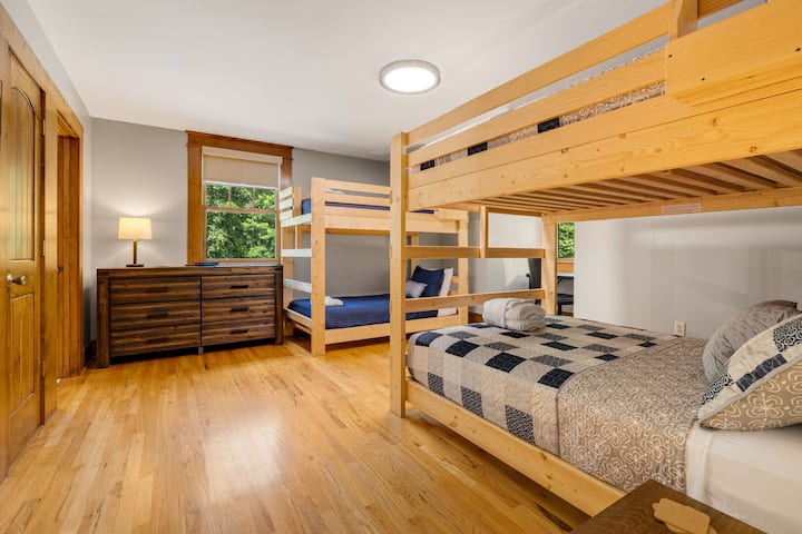 Bunk Room #3 | XL Twin over XL Twin + Queen over Queen | Upper Level | Angkop para sa mga may sapat na gulang | The Lodge