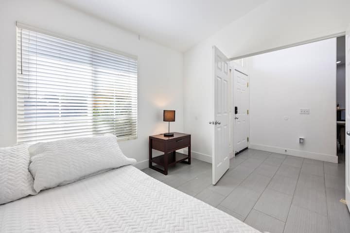 Dhomë gjumi e ndriçuar pranë hyrjes kryesore, e përsosur për hyrje të shpejtë dhe mbërritje të lehtë.