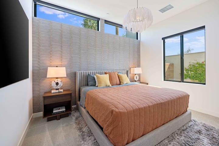 El tercer dormitorio cuenta con tonos tierra cálidos y un tragaluz para la luz natural.