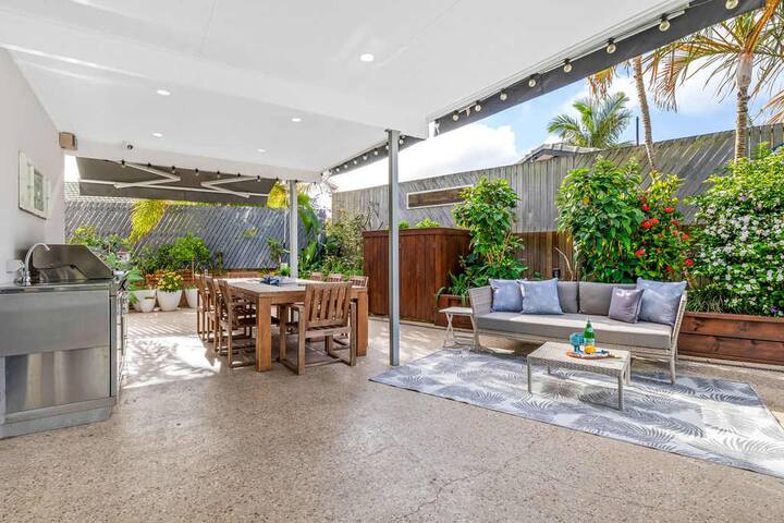 Luxury 5-Bedroom Canal-Front Retreat in Mooloolaba gallery image 4