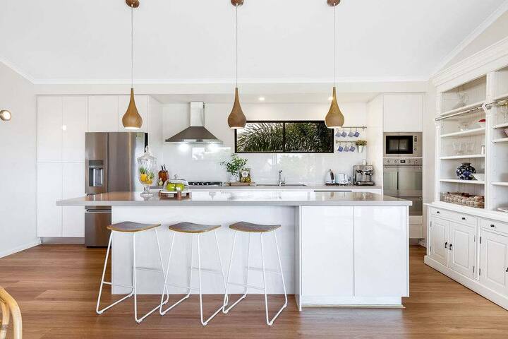 Luxury 5-Bedroom Canal-Front Retreat in Mooloolaba gallery image 2