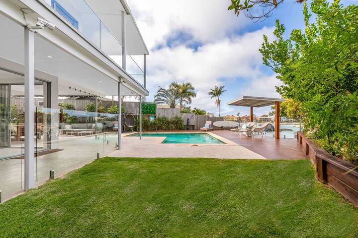Luxury 5-Bedroom Canal-Front Retreat in Mooloolaba gallery image 3
