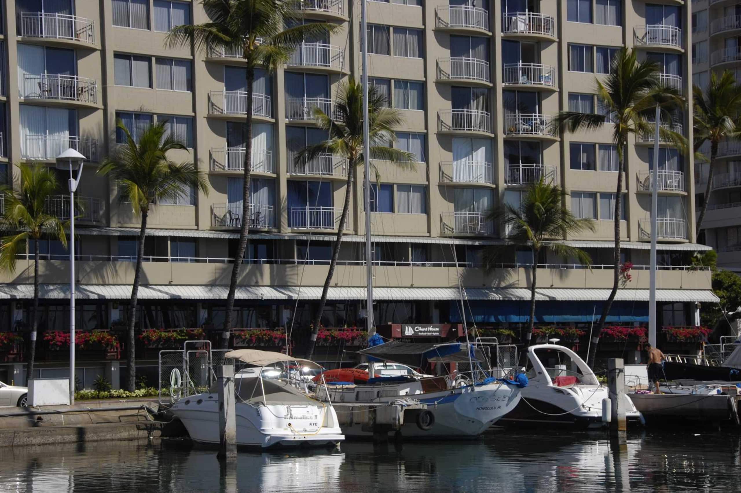 Condo in Honolulu · ★5.0 · 1 bedroom · 2 beds · 1 private bath - Image 34