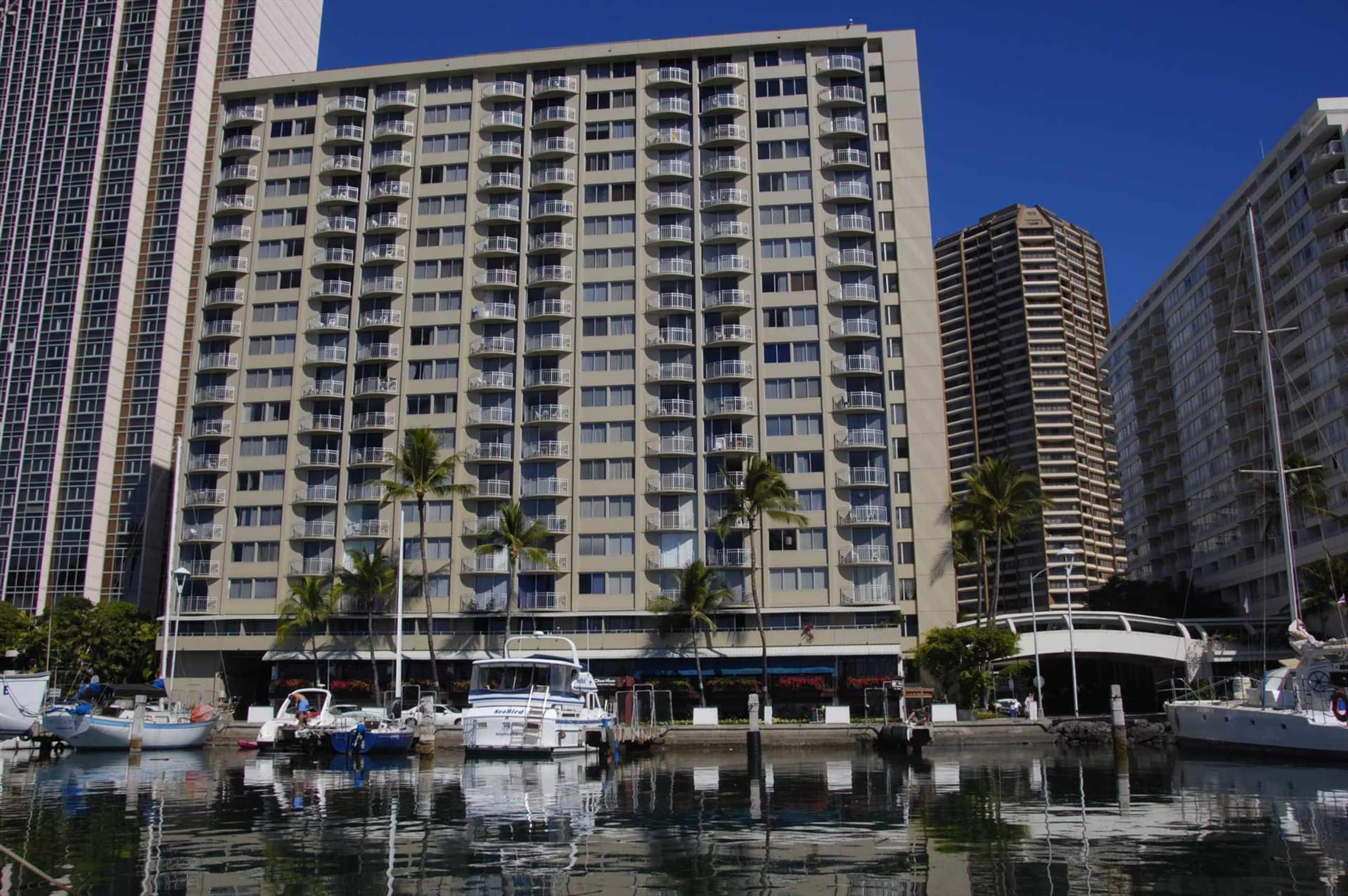 Condo in Honolulu · ★5.0 · 1 bedroom · 2 beds · 1 private bath - Image 33