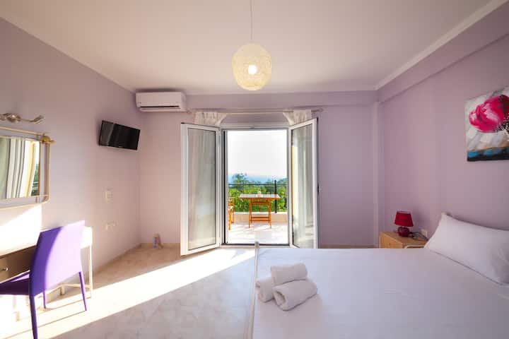 חדר מואר ומזמין עם אור טבעי ופריסה נוחה (חלל משותף)

