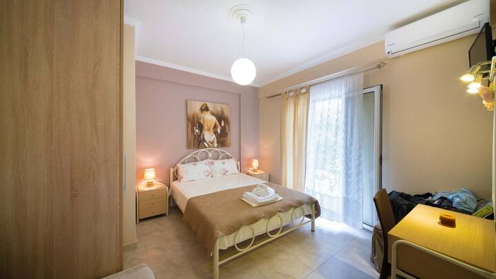 Опуштете се и опуштете се – спокојно балконско катче со маса за двајца
Уживајте во мирен поглед кон градината и свеж воздух во овој удобен надворешен простор дизајниран за ваша удобност.