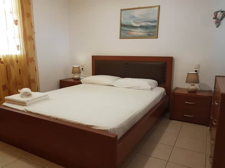 Спалня 3: удобно двойно легло с естествен декор
Тази спалня предлага спокойно място за тих сън.