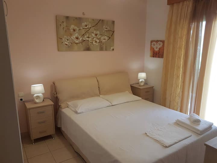 Спалня 2: просторна и приветлива с изглед към градината
Очарователна спалня с уютно легло, меко спално бельо и достъп до външната зона.