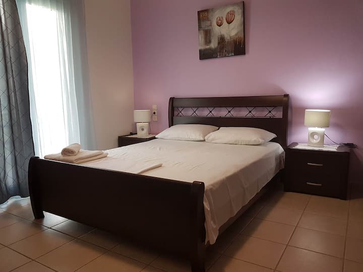 Спалня 1: пастелни нюанси и удобно двойно легло
Спокойно пространство с меко осветление и нежни цветове, които насърчават релаксацията.