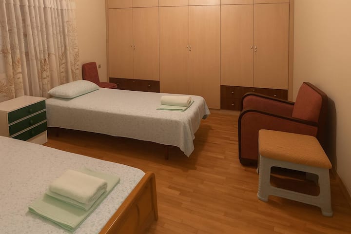 Segundo dormitorio con dos camas individuales, ideal para familias o amigos.