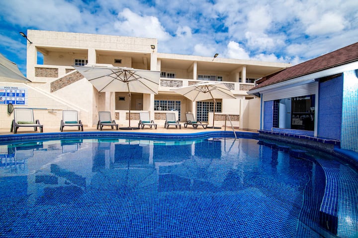 Poolside Suite: Bar, Spa, And 5-minutes To Beach - Barbade
