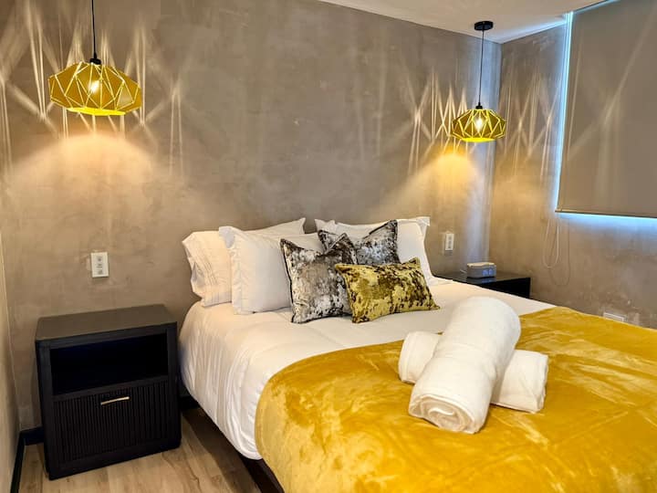 Dormitorio con cama queen