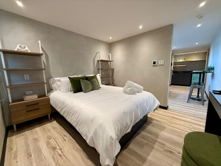 Casa Musa – luxusná hlavná spálňa – hudba Trova
Pokojne spite v našej mäkkej nastaviteľnej manželskej posteli Queen s prémiovou posteľnou bielizňou, matracom a chráničmi vankúšov pre najvyššiu hygienu. Moderný dizajn, mäkké náladové osvetlenie, 55-palcový televízor, pracovný priestor a klimatizácia. 