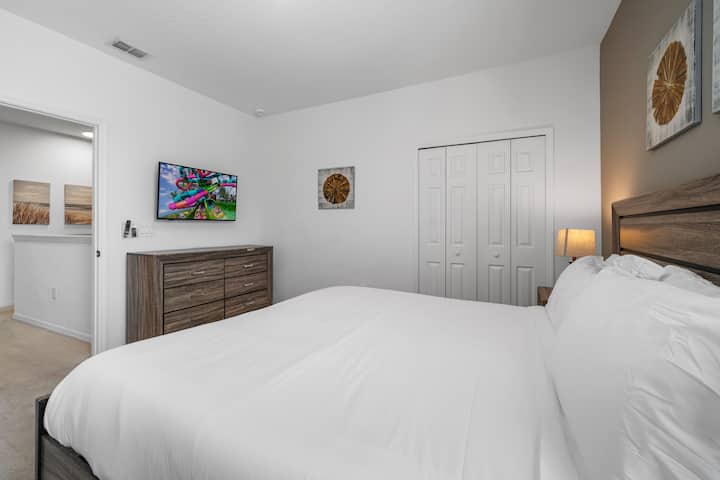 - Уютна спалня с голямо двойно легло, смарт телевизор и мебели с дървени акценти  
- Отпуснете се след дните в парка в частно ваканционно място в Орландо  
- Просторно семейно ваканционно жилище под наем с модерен дизайн на спалнята