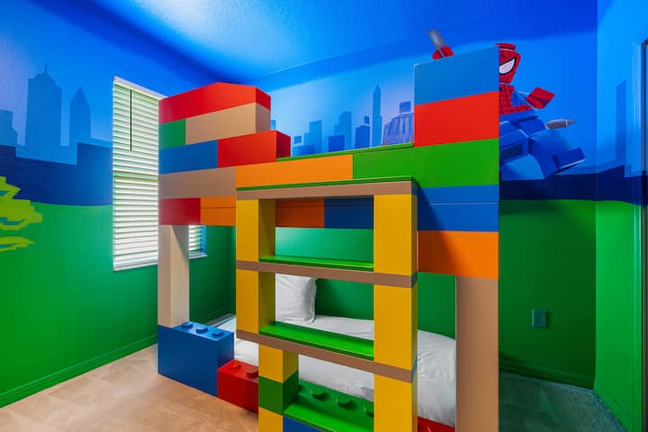 – Светла детска спалня с цветни двуетажни легла, оформена в стила на Lego  
- Забавният дизайн носи вълнение на семейните почивки  
– Ваканционно жилище под наем в Орландо близо до Дисни с тематични детски стаи