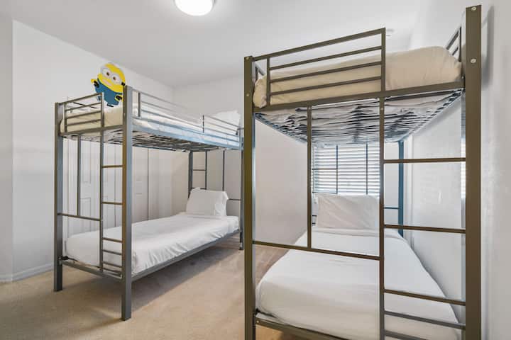 - Забавна спалня на тема миньони с двуетажни легла за деца  
- Забавният дизайн го прави идеален за семейни ваканционни групи  
– Ваканционно жилище под наем в Орландо близо до Дисни с тематични детски стаи