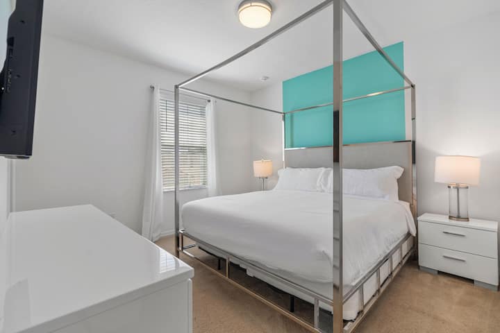 - Светла спалня с голямо двойно легло и стилна рамка с четири стълба  
- Подходящ за семейства ваканционен дом в Орландо с нов дизайн  
- Удобно място за отдих близо до Дисни с уютна отделна стая