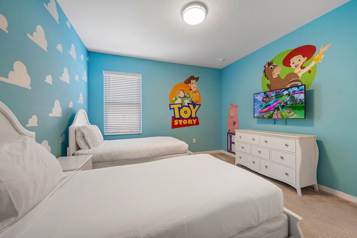- Спалня с тематика „История на играчките“ с две единични легла и стенописи с герои  
- Яркият забавен декор поддържа ваканционното настроение за децата  
– Семейно ваканционно жилище под наем в Орландо близо до Дисни с тематични стаи