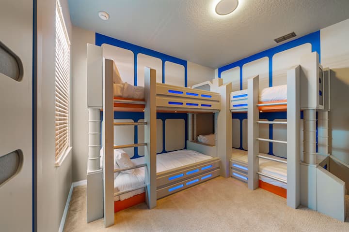 - Уникално двуетажно легло с персонализирани единични легла  
- Ярко осветление и закачлив дизайн на стените, на който децата да се насладят  
– Ваканционно жилище под наем в Орландо, което очарова всеки млад гост