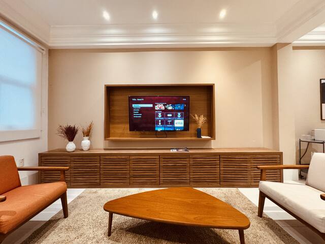 Amplo no Baixo Leblon perto da praia / BestHostRio