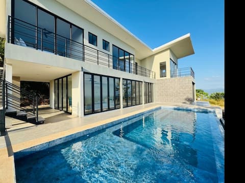 Coco Rica Luxury Oceanview Villa + Pool, Concierge