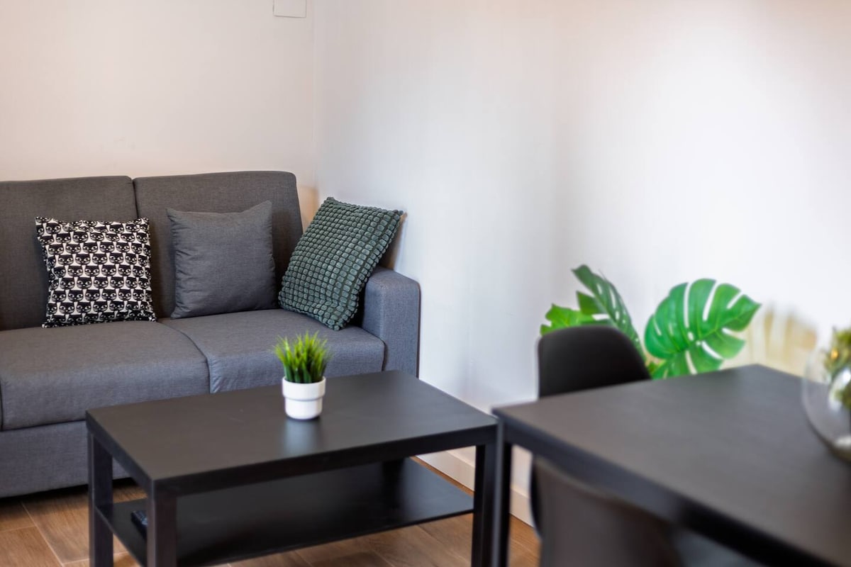 Top Airbnb: Quiet & Modern Apartment in Patraix