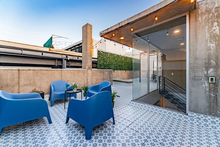 Spacious Retreat with Private Roof Terrace gallery image 3