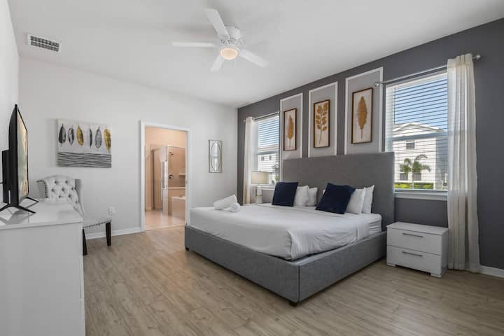 Priestranný hlavný apartmán s elegantnou výzdobou, prirodzeným svetlom a vlastnou kúpeľňou.