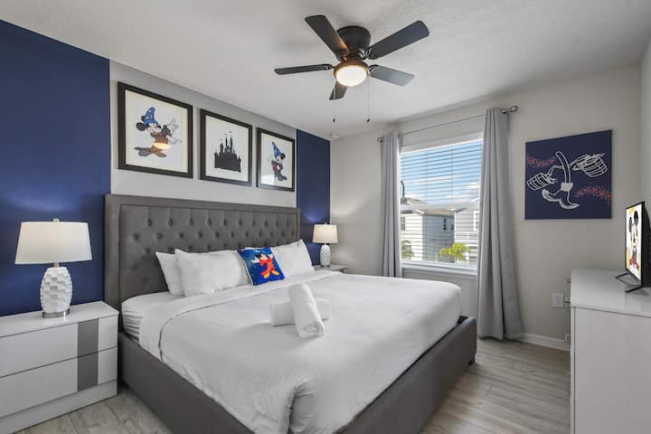 Chumba cha kulala chenye mapambo ya ajabu, kitanda cha kifahari na mwanga angavu wa asili.