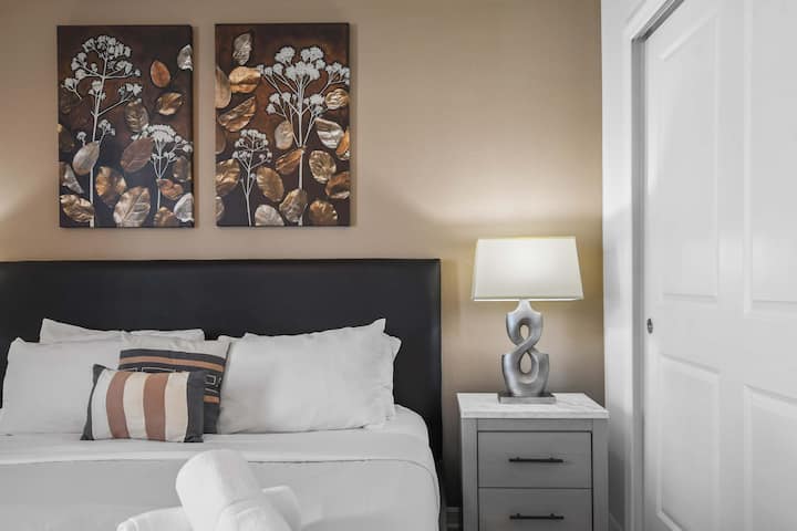 Moderná spálňa s teplými tónmi, elegantnou výzdobou a pohodlnou manželskou posteľou King.