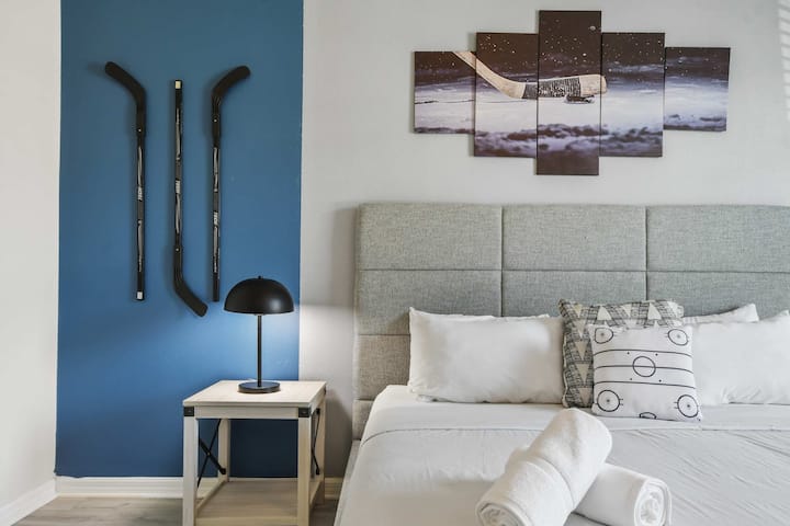 Spálňa s hokejovou tematikou s modernou výzdobou, útulnou posteľnou bielizňou a prirodzeným svetlom.