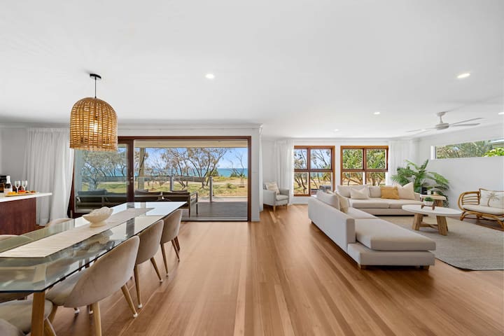 Absolute Beachfront Paradise in Buddina
