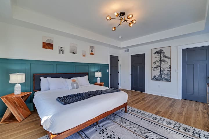 Pushim i qetë dhe elegant ️ Çlodhu në dhomën kryesore të gjumit me hapësirë të bollshme, me një krevat prej pelushi me madhësi king, dekor elegant dhe një ambient të qetë për një natë të qetë gjumi.