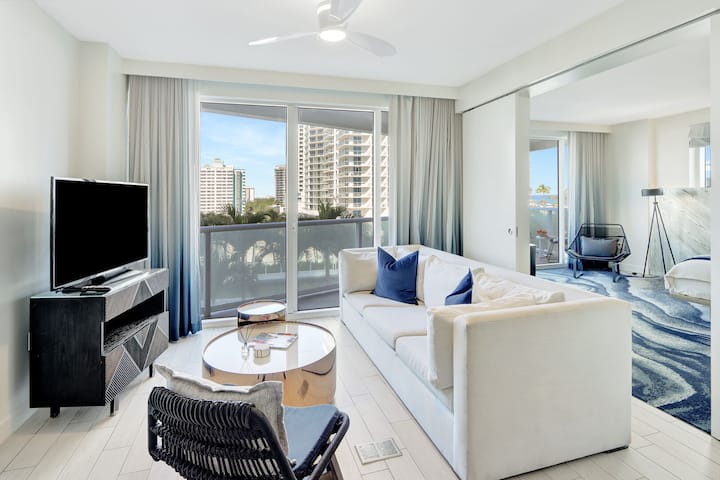 ห้องนั่งเล่น | ห้องนั่งเล่นที่สะดวกสบายและมีสไตล์พร้อมวิวระเบียงส่วนตัวของคุณ