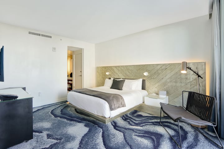 ห้องนอนผู้เข้าพัก | เตียงขนาดคิงไซส์สมาร์ททีวีทางเข้าระเบียง + ห้องน้ำในตัว